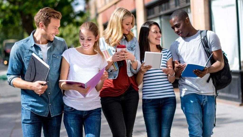 Grupa ludzi wymieniających się doświadczeniami