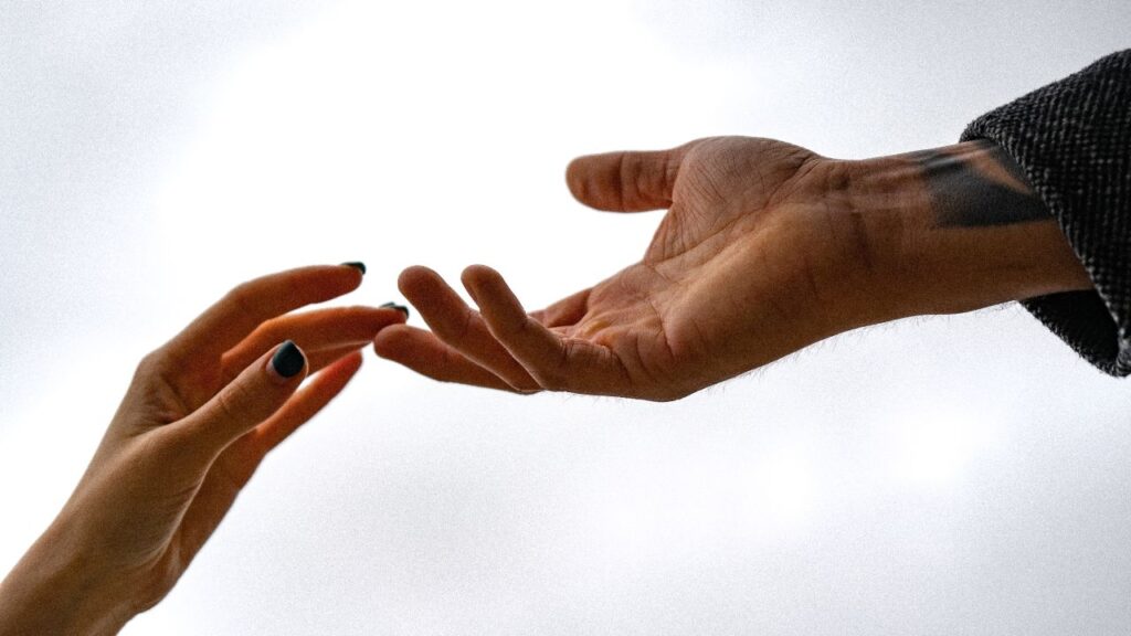 Dwie dłonie - jedna damska, druga męska - symbol równowagi