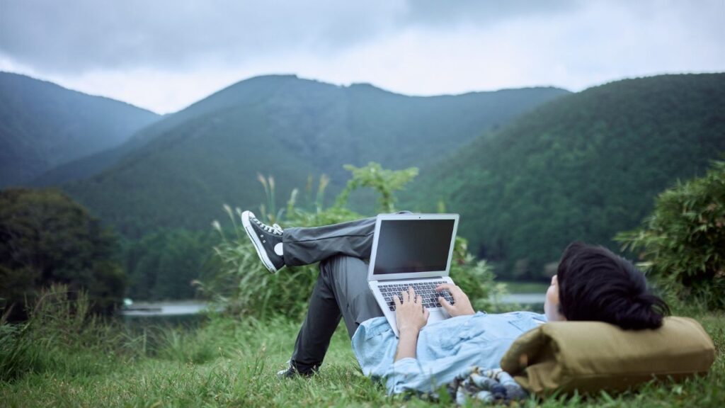 Nowoczesna ikona - człowiek między komputerem a naturą - równowaga w XXI wieku