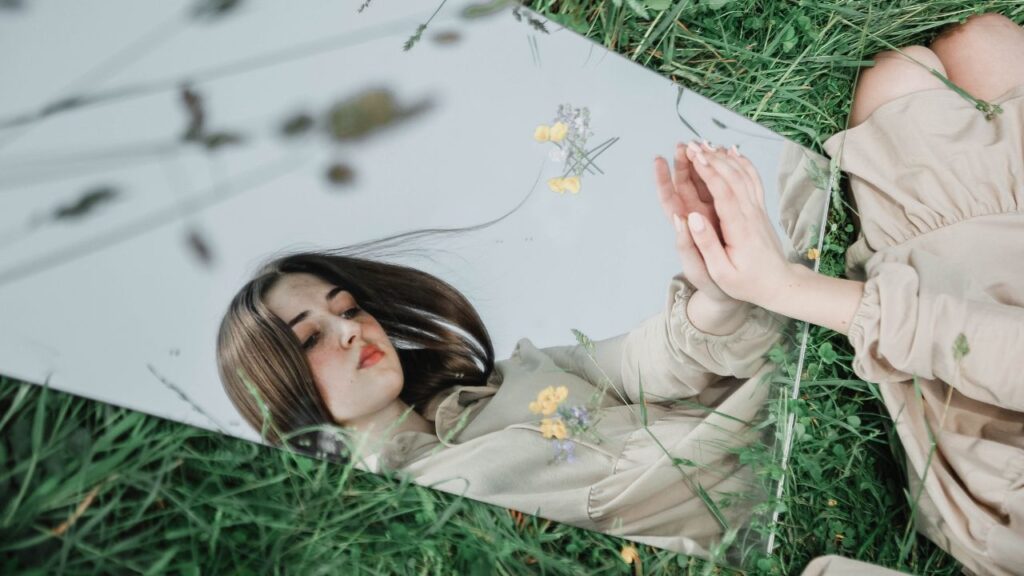 sylwetka człowieka odbijająca w lustrze swoje wibracj