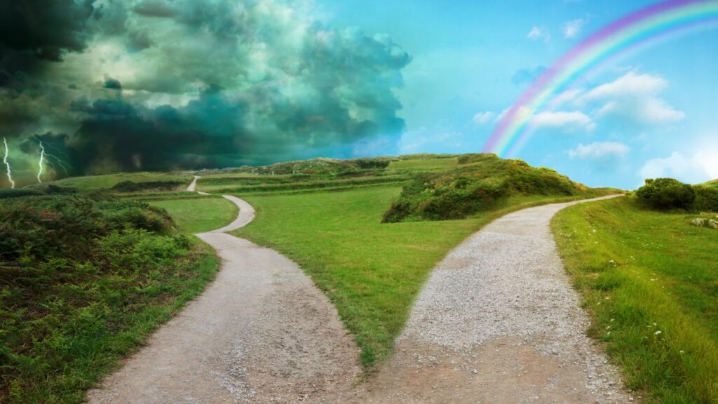 Rozwidlenie dróg: jedna ścieżka prowadzi w stronę burzy, druga w stronę tęczy