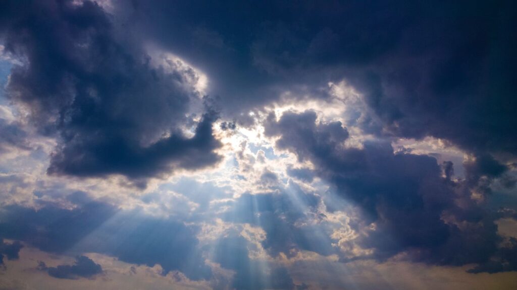 Ciemna chmura zmieniająca się w jasne światło